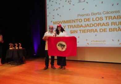 MST de Brasil recibe el Premio Berta Cáceres en el Día Internacional de la Lucha Campesina.